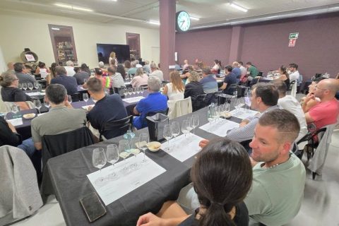 CATA VERTICAL DE GODEVAL EN EL AULA PAADÍN PARA MÁS DE 60 PERSONAS
